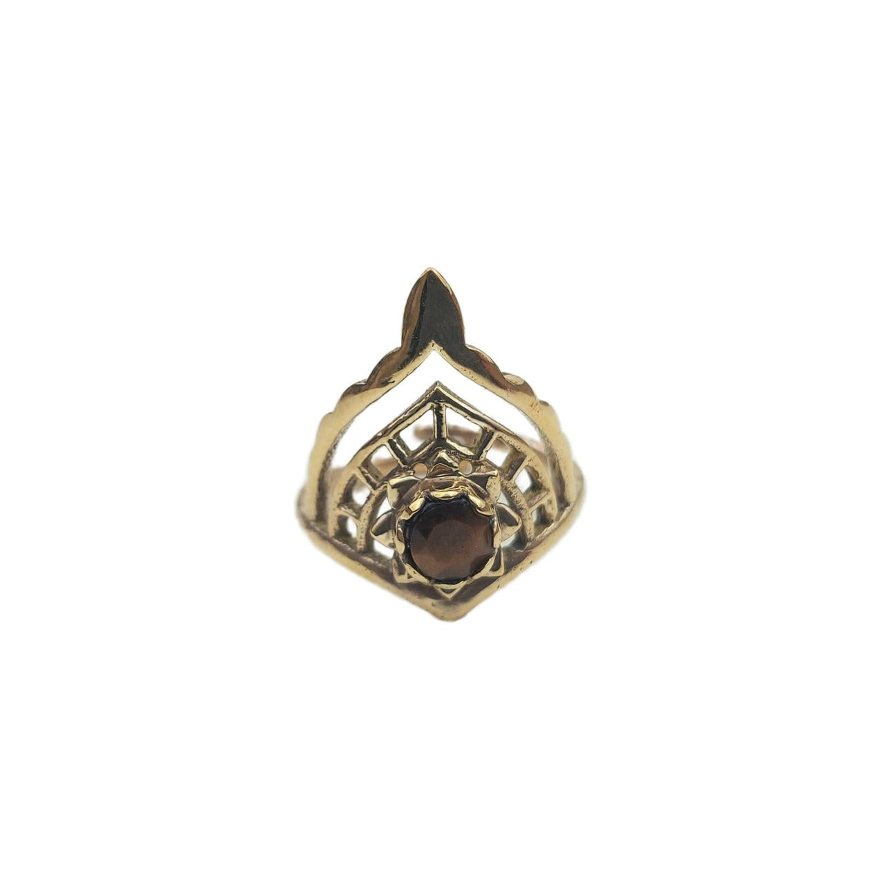 Bague dorée à taille ajustable en forme de diadème avec une pierre naturelle d'Oeil de Tigre. Bijou en bronze.  