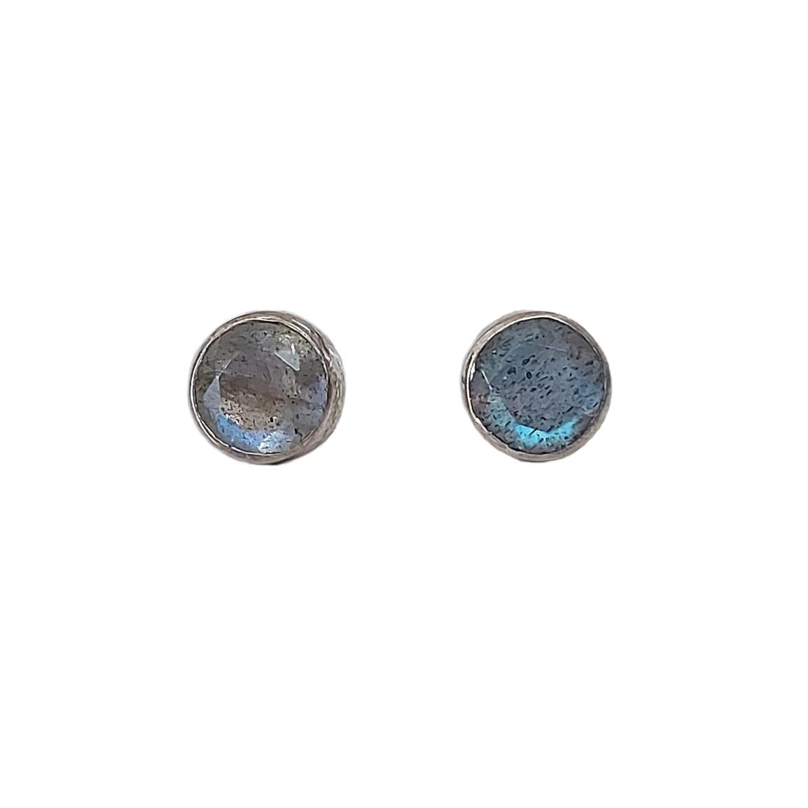 Petites boucles d'oreilles rondes de couleur gris bleu. Clous d'oreilles en laiton ornés de pierres naturelles de Labradorite.
