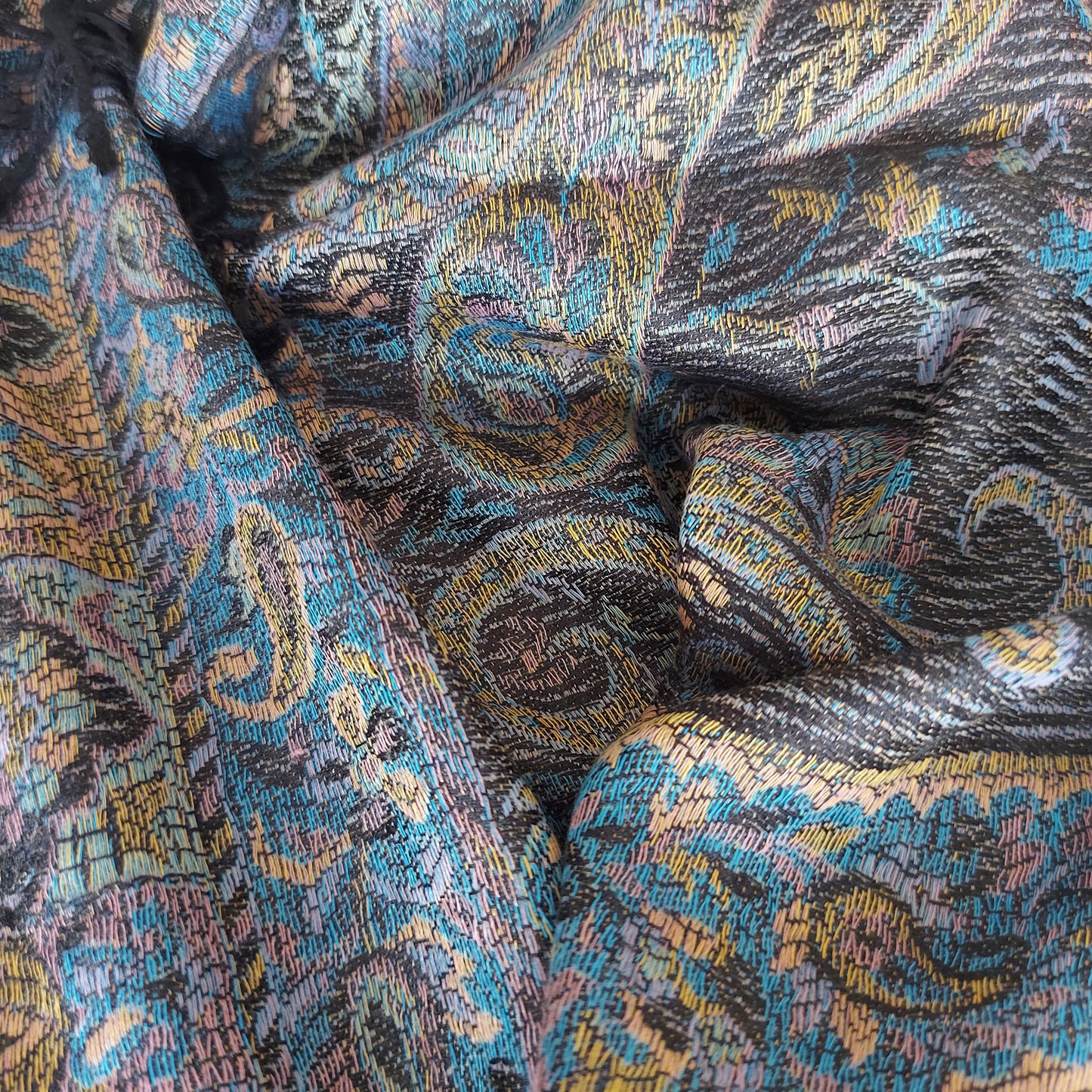 Étole tissée de couleur noir et bleu avec motif Cachemire floral. Écharpe foulard inspiration Pashmina.