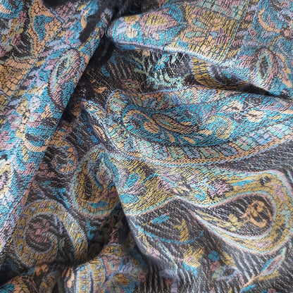 Étole tissée de couleur noir et bleu avec motif Cachemire floral. Écharpe foulard inspiration Pashmina.